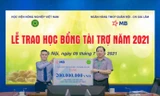 Ông Nguyễn Thanh Hải - Giám đốc Ngân hàng TMCP Quân đội, chi nhánh Gia Lâm trao học bổng tài trợ cho sinh viên trị giá 200 triệu đồng.