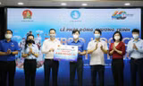 Đại diện Tập đoàn Thiên Long trao tặng 4.000 bộ học cụ (giai đoạn 1) cho chương trình “Trao học cụ - Tiếp tri thức” năm 2021.