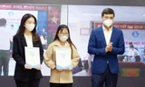Anh Bùi Quang Huy, Ủy viên dự khuyết T.Ư Đảng, Bí thư thường trực T.Ư Đoàn, Chủ tịch T.Ư Hội Sinh viên Việt Nam trao học bổng cho sinh viên tại điểm cầu Hà Nội.