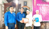 Thay mặt T.Ư Đoàn TNCS Hồ Chí Minh, anh Thái Minh Sỹ, Phó Bí thư Tỉnh Đoàn Nghệ An đã trao tặng huy hiệu Tuổi trẻ dũng cảm cho nam sinh Nguyễn Văn Nhã, sinh viên trường ĐH Khoa học Huế.