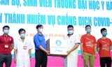 Anh Nguyễn Minh Triết - Phó Chủ tịch thường trực T.Ư Hội Sinh viên Việt Nam trao, tặng nhu yêu phẩm cho đại diện đoàn sinh viên tình nguyện trường ĐH Y Hà Nội tham gia hỗ trợ Bình Dương chống dịch COVID-19.