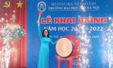 PGS. TS Nguyễn Thị Nhung - Hiệu trưởng trường ĐH Mở Hà Nội đánh trống khai giảng năm học mới.