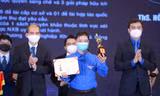 Anh Bùi Quang Huy (ngoài cùng bên phải) trao Giải thưởng Khoa học công nghệ Quả cầu Vàng 2021 tặng 5 tài năng trẻ tiêu biểu có mặt tại buổi lễ. Ảnh: DƯƠNG TRIỀU