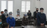 Nhóm bị cáo tại tòa.