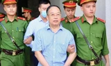 Bản cung thể hiện cựu Cục phó Quản lý xuất nhập cảnh chỉ đạo nhận, chia tiền biếu xén