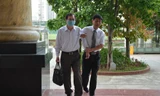 Ông Vũ Huy Hoàng đến tòa sơ thẩm.