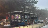 Xe buýt cháy trơ khung khi đang lưu thông trên đường Hà Nội