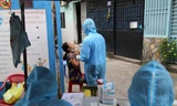 Phong toả, lấy mẫu xét nghiệm khu vực có người mắc COVID-19 tại TPHCM (ảnh: Ngô Bình)