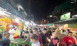Chợ hoa lớn nhất TPHCM đông nghịt rạng sáng 28 Tết