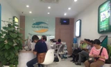 Nhiều người nghỉ làm, xếp hàng từ sáng sớm để bổ sung thông tin với nhà mạng