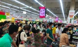 Siêu thị ngày Tết: Nửa đêm vẫn rồng rắn xếp hàng chờ thanh toán