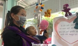 Bệnh nhân khó khăn lựa đồ tại gian hàng chia sẻ yêu thương