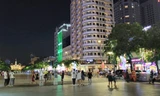 Phố đi bộ Nguyễn Huệ vắng hoe tối cuối tuần