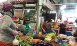 Nhiều loại rau củ ngày thường giá chỉ vài chục ngàn, nay lên cả trăm ngàn đồng/kg khiến bà nội trợ ngao ngán.