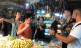 Du khách nước ngoài tấp nập đến chợ ở TPHCM, tiểu thương đắt hàng không kịp ăn trưa
