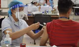 Có 15 nhóm người được ưu tiên tiêm vắc-xin COVID-19 đợt 5 tại TPHCM (ảnh: HCDC)