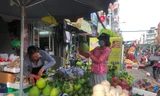 Hoa trái trước lễ Vu Lan đắt như tôm tươi, không đủ hàng để bán