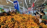 Quả vải tươi ngập siêu thị, chợ thu hút khách mua