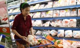 Nhiều bà nội trợ ở Sài mua gà, cá thay thịt heo