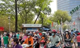 Giữa trưa 30/4, đông nghịt người vào Thảo Cầm Viên 