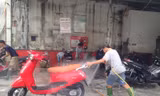 Rửa xe "hốt bạc" ngày tết