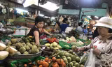 Trái cây ngập chợ, giá rẻ