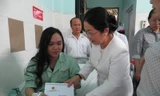 Phó bí thư Thành ủy TPHCM Cao Thị Dung thăm hỏi, động viên nạn nhân đang điều trị tại bệnh viện