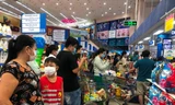 Người dân xếp hàng chờ khá lâu để được thanh toán tiền ở siêu thị chiều ngày 30/5
