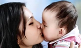 Nhiều nguy cơ gây bệnh cho trẻ nhỏ từ nụ hôn