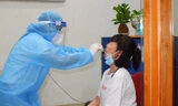 Nhân viên y tế xuyên đêm chạy đua truy vết, lấy mẫu xét nghiệm COVID-19