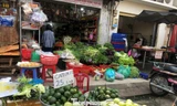 TPHCM: Thực phẩm ê hề, tiểu thương dài cổ ngóng khách trong ngày đầu cách ly toàn xã hội