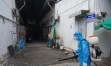 Phun xịt khử khuẩn nơi ở có người mắc COVID-19 (ảnh: HCDC)