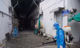 Phun xịt khử khuẩn nơi ở có người mắc COVID-19 (ảnh: HCDC)