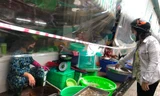 Chợ Bến Thành (quận 1) bán hàng qua vách ngăn để hạn chế tiếp xúc