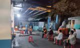 Nhân viên y tế lấy mẫu xuyên đêm