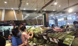 Khó đặt shipper, nhiều người phải tự đi mua thực phẩm