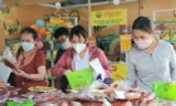 Đặc sản vùng miền đổ bộ, người dân TPHCM hào hứng mua sắm