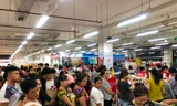Auchan "vỡ trận" vì lượng người vào mua sắm quá đông