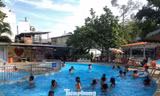 Hồ bơi ngày hè hấp dẫn trẻ em, người lớn