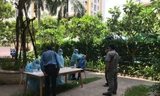 Lấy mẫu xét nghiệm COVID-19 tại chung cư ở TP Thủ Đức có ca mắc COVID-19 (ảnh: HCDC)
