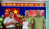 Ông Nguyễn Minh Trung (giữa) nhận quyết định bổ nhiệm Cục trưởng Cục QLTT tỉnh Bạc Liêu
