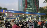 Người dân xếp hàng dài chờ mua xăng tại cây xăng Petrolimex 185 Nguyễn Lương Bằng-Hà Nội chiều 21/10. Ảnh: Như Ý