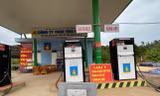 Xếp hàng mua xăng là nỗi ám ảnh của người dân tại Hà Nội và các địa phương trong suốt cả tuần vừa qua khi nhiều cửa hàng xăng đồng loạt đóng cửa, tạm dừng bán vì thiếu nguồn cung