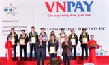 Ông Trần Trí Mạnh, Chủ tịch HĐQT VNPAY nhận danh hiệu tại buổi lễ vinh danh