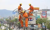 Nhân viên EVN sửa lưới điện gặp sự cố