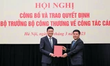 Bộ trưởng Nguyễn Hồng Diên trao quyết định bổ nhiệm cho ông Trịnh Anh Tuấn