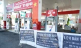 Một cửa hàng tại quận 7. TPHCM thông báo nghỉ bán xăng trong ngày Tết (Ảnh: Phạm Nguyễn).