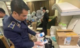 Lực lượng chức năng kiểm tra số nguyên liệu thuốc, thực phẩm chắc năng trôi nổi bị thu giữ