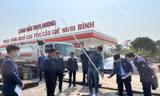 Lực lượng quản lý thị trường kiểm tra bồn chứa của cây xăng