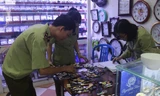 Quản lý thị trường kiểm tra đồng hồ đeo tay giả mạo các nhãn hiệu bị thu giữ